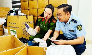 Bắt vợ chồng dược sĩ sản xuất hơn 100 tấn thực phẩm chức năng, thiết bị y tế giả