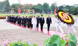 Kỷ niệm 135 năm Ngày sinh Chủ tịch Hồ Chí Minh: Lãnh đạo Đảng, Nhà nước vào Lăng viếng Bác