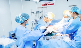 Sau hai giờ chào đời, bé gái phải mổ cắt u khổng lồ