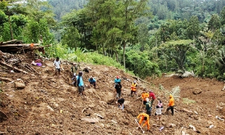 Sạt lở mỏ vàng ở Indonesia, 19 người mất tích 