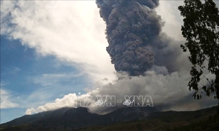 Núi lửa ở Indonesia phun trào nhiều lần trong 2 ngày qua