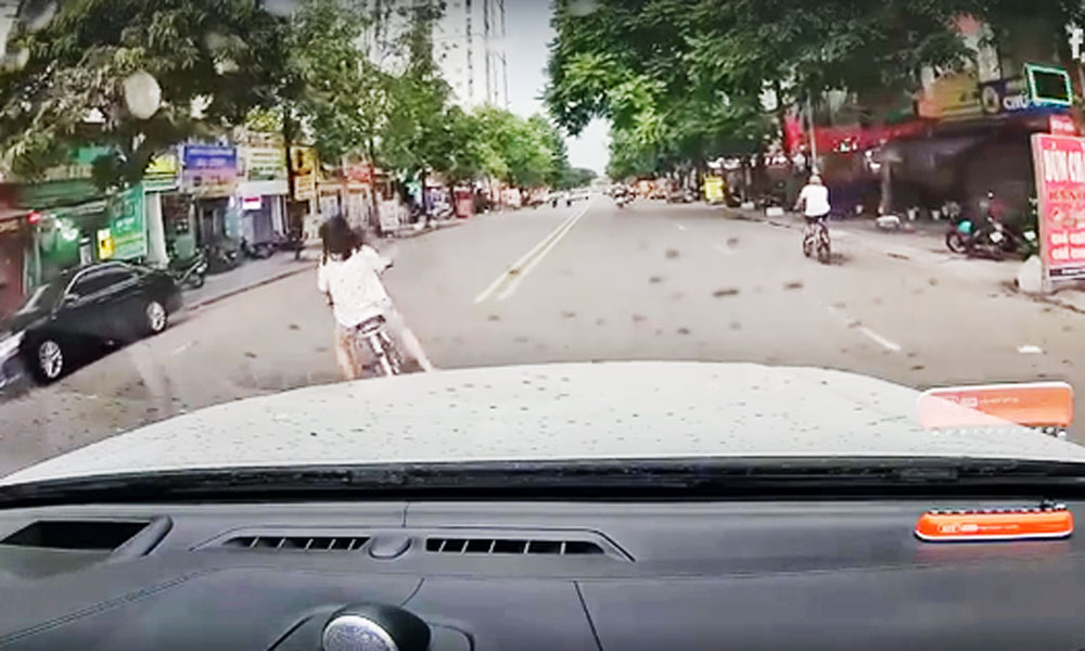  Bé gái đạp xe tạt ngang đầu ôtô