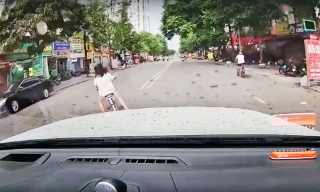 Bé gái đạp xe tạt ngang đầu ôtô