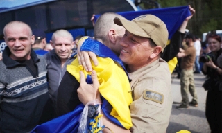Nga, Ukraine trao đổi gần 800 tù nhân