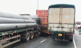 Tai nạn giao thông liên hoàn trên Quốc lộ 5 gây ùn tắc nhiều giờ