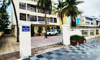 Hơn 100 giáo viên hợp đồng ở Bình Thuận bỗng bị hạ bậc lương