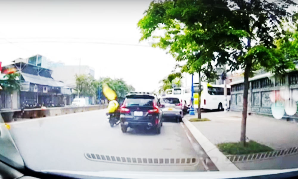  Tài xế mở cửa ôtô gây tai nạn cho người đi xe máy
