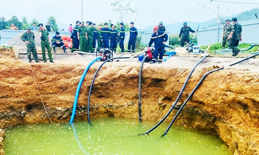  Xe máy rơi xuống "hố tử thần" ở Bắc Kạn: Lắp 5 máy bơm nước tìm nạn nhân