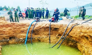 Xe máy rơi xuống "hố tử thần" ở Bắc Kạn: Lắp 5 máy bơm nước tìm nạn nhân