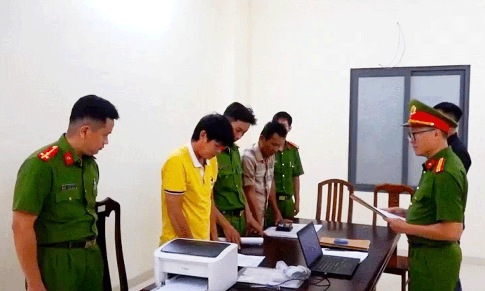  Bắt 2 huấn luyện viên bóng đá ăn chặn 2,7 tỷ đồng của vận động viên