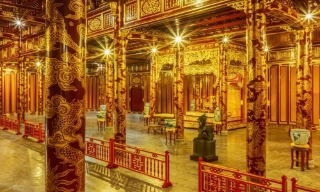 Hai bảo vệ khu vực trưng bày ngai vàng triều Nguyễn bị cho thôi việc