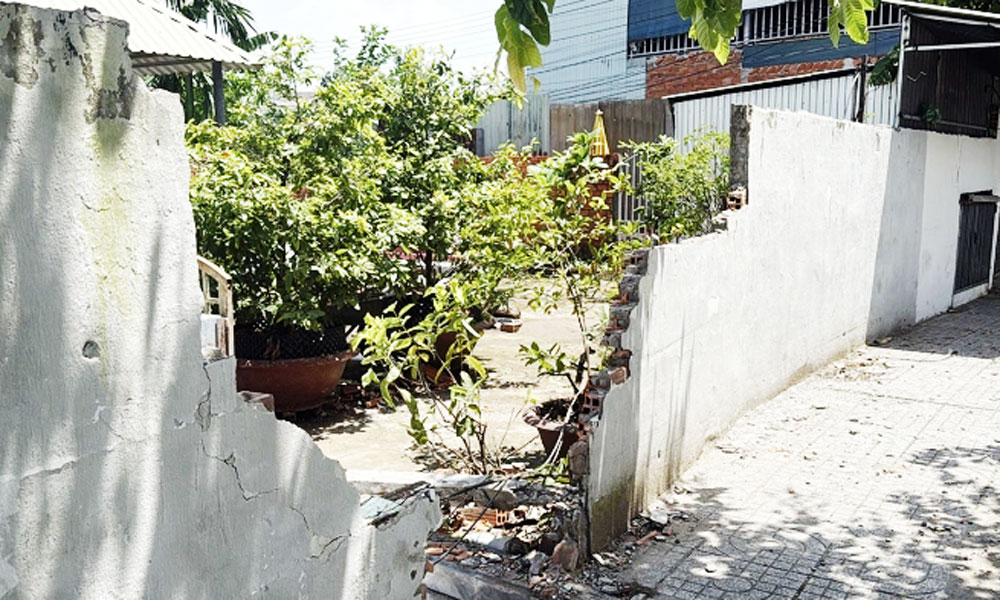  Lái môtô đâm sập tường, nam thanh niên nước ngoài tử vong