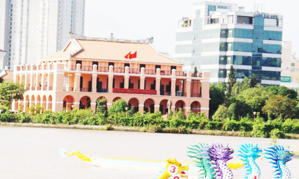  Từ bến Nhà Rồng, tên Người sáng mãi