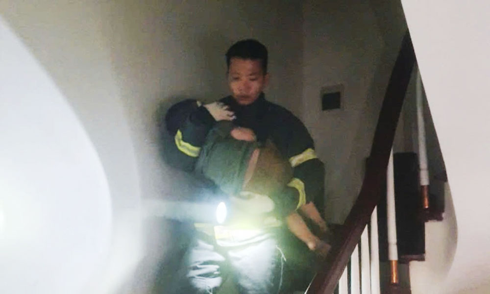  Giải cứu 7 người khỏi đám cháy ở Hà Nội