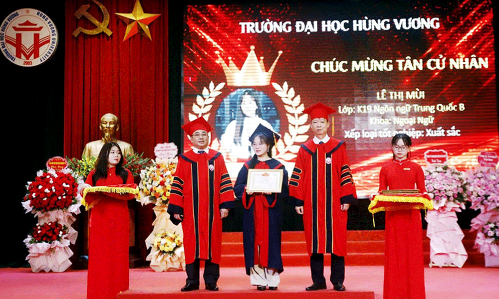  Hơn 200 sinh viên được tuyển dụng ngay trong lễ bế giảng