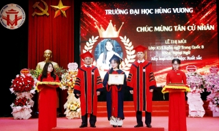 Hơn 200 sinh viên được tuyển dụng ngay trong lễ bế giảng