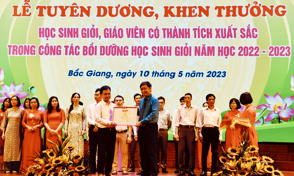  900 giáo viên không được khen thưởng vì "chưa nộp quỹ từ thiện"