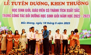 900 giáo viên không được khen thưởng vì "chưa nộp quỹ từ thiện"