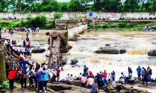 Sập cầu ở Ấn Độ, nhiều người thiệt mạng và bị cuốn trôi