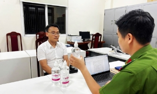 Bắt Phó Chủ tịch UBND thị trấn vì sản xuất cồn giả