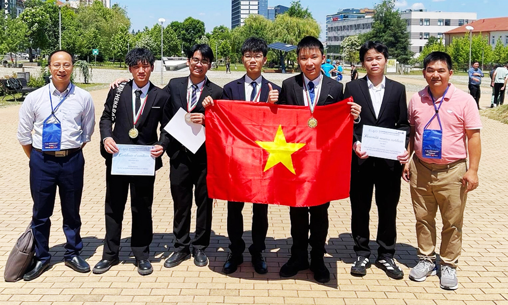  Học sinh Việt Nam giành hai Huy chương Vàng tại Olympic Vật lý châu Âu