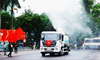 Loạt xe thu gom rác kiểu mới lần đầu hoạt động trên phố Hà Nội