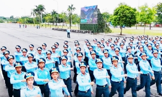 Hàng trăm sĩ quan, bộ đội luyện tập diễu binh dưới nắng nóng