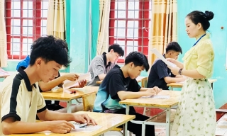 Thí sinh làm thủ tục dự thi tốt nghiệp trung học phổ thông 2025 từ 14 giờ ngày 25/6