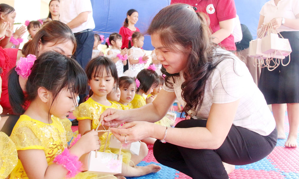 Phó Chủ tịch Thường trực HĐND tỉnh Lâm Thị Hương Thành trao quà Tết Trung thu cho thiếu nhi huyện Hiệp Hòa