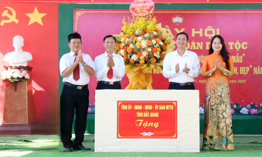 Trưởng Ban Tuyên giáo Tỉnh ủy Nguyễn Việt Oanh dự Ngày hội đại đoàn kết tại huyện Tân Yên