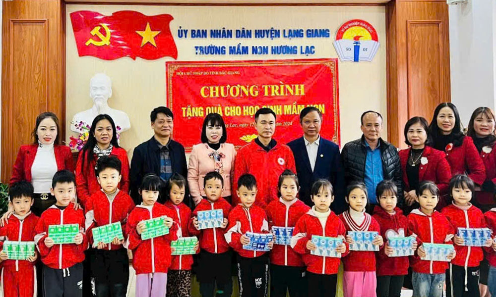  Hơn 50 nghìn trẻ em Bắc Giang được tặng sữa từ chương trình "Dinh dưỡng cho trẻ em nghèo, khuyết tật"