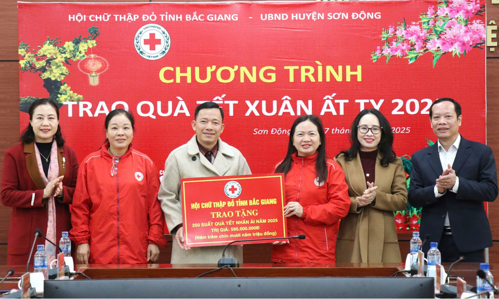  Phó Chủ tịch HĐND tỉnh Nghiêm Xuân Hưởng trao quà "Tết Nhân ái" tại huyện Sơn Động