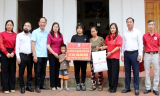 Hội Chữ thập đỏ tỉnh Bắc Giang trao hỗ trợ cho các gia đình khó khăn ở huyện Hiệp Hòa