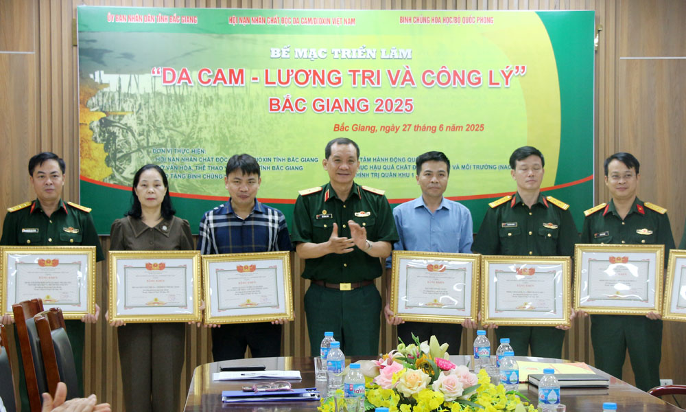  32 tập thể, cá nhân được khen thưởng trong tổ chức triển lãm “Da cam - Lương tri và công lý” Bắc Giang 2025