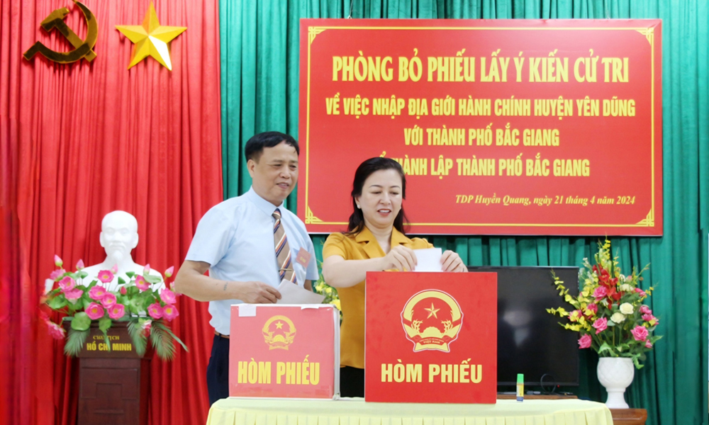 Phó Bí thư Thường trực Tỉnh ủy Lê Thị Thu Hồng bỏ phiếu lấy ý kiến về việc nhập địa giới hành chính 