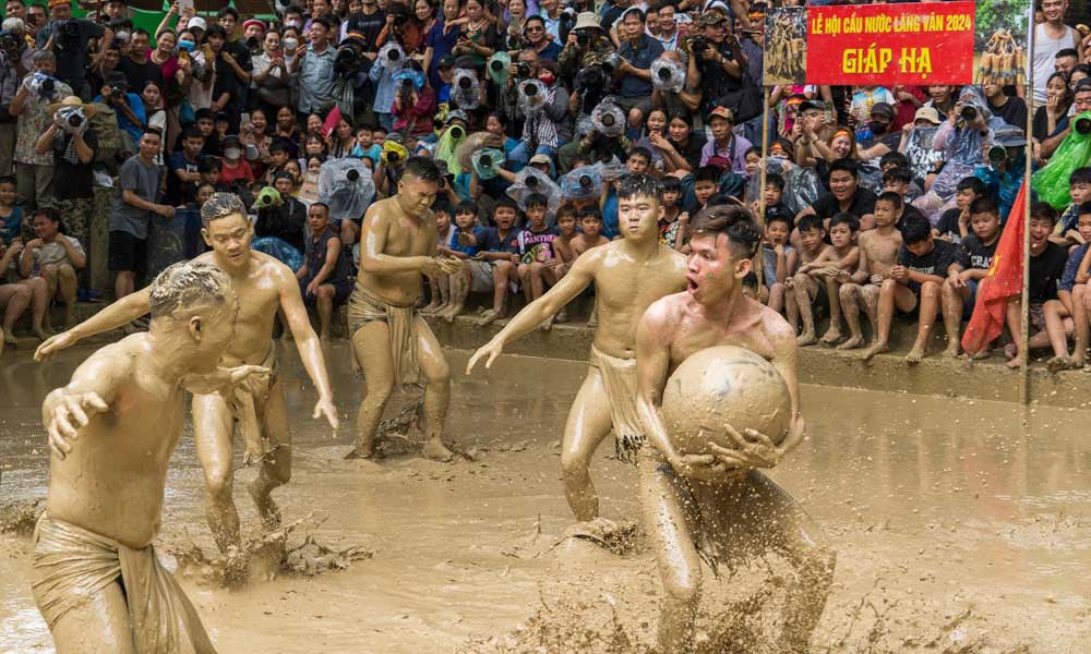 Unique mud ball wrestling festival in Bac Giang